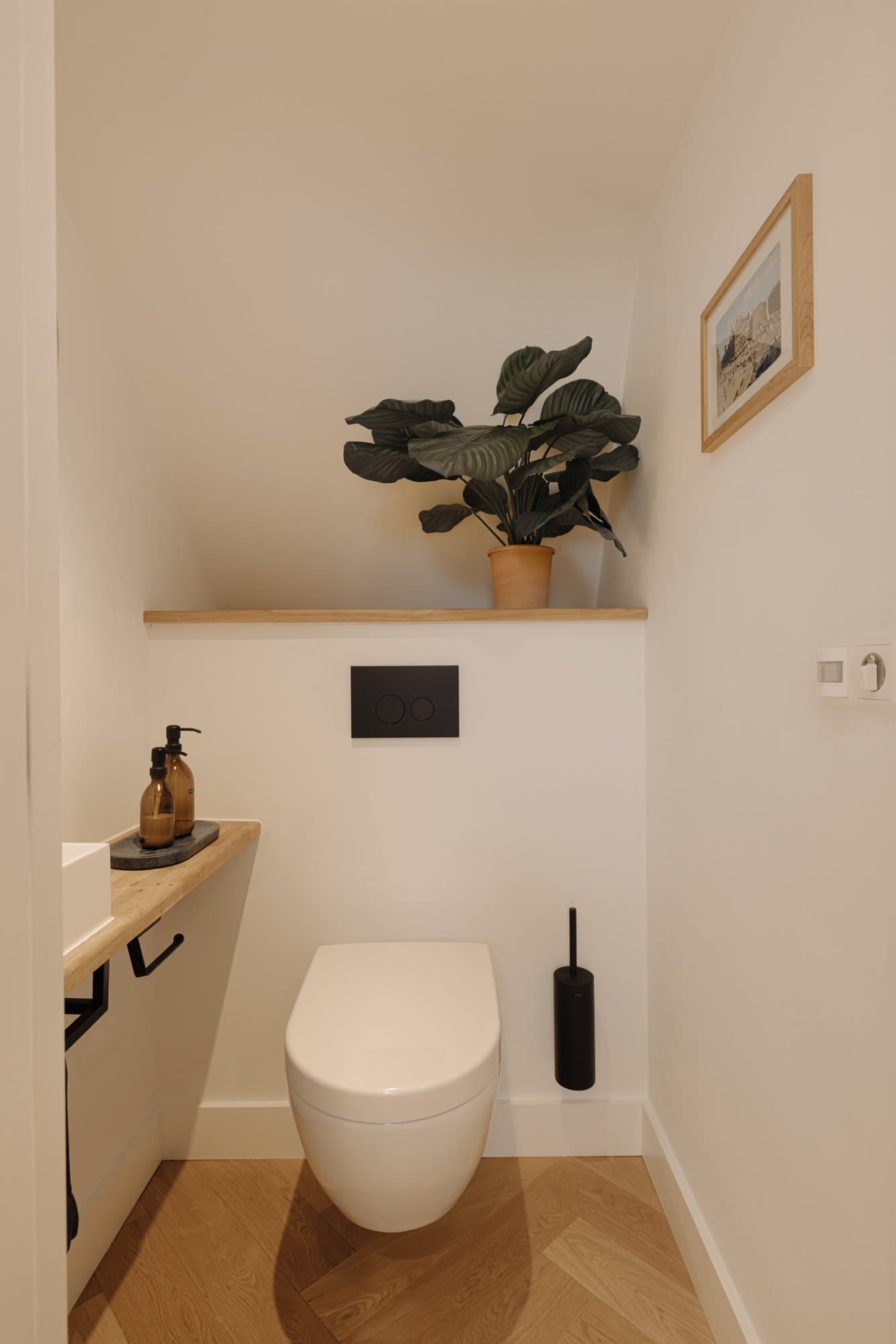 Nis met houten plank, plant en zeeppompje