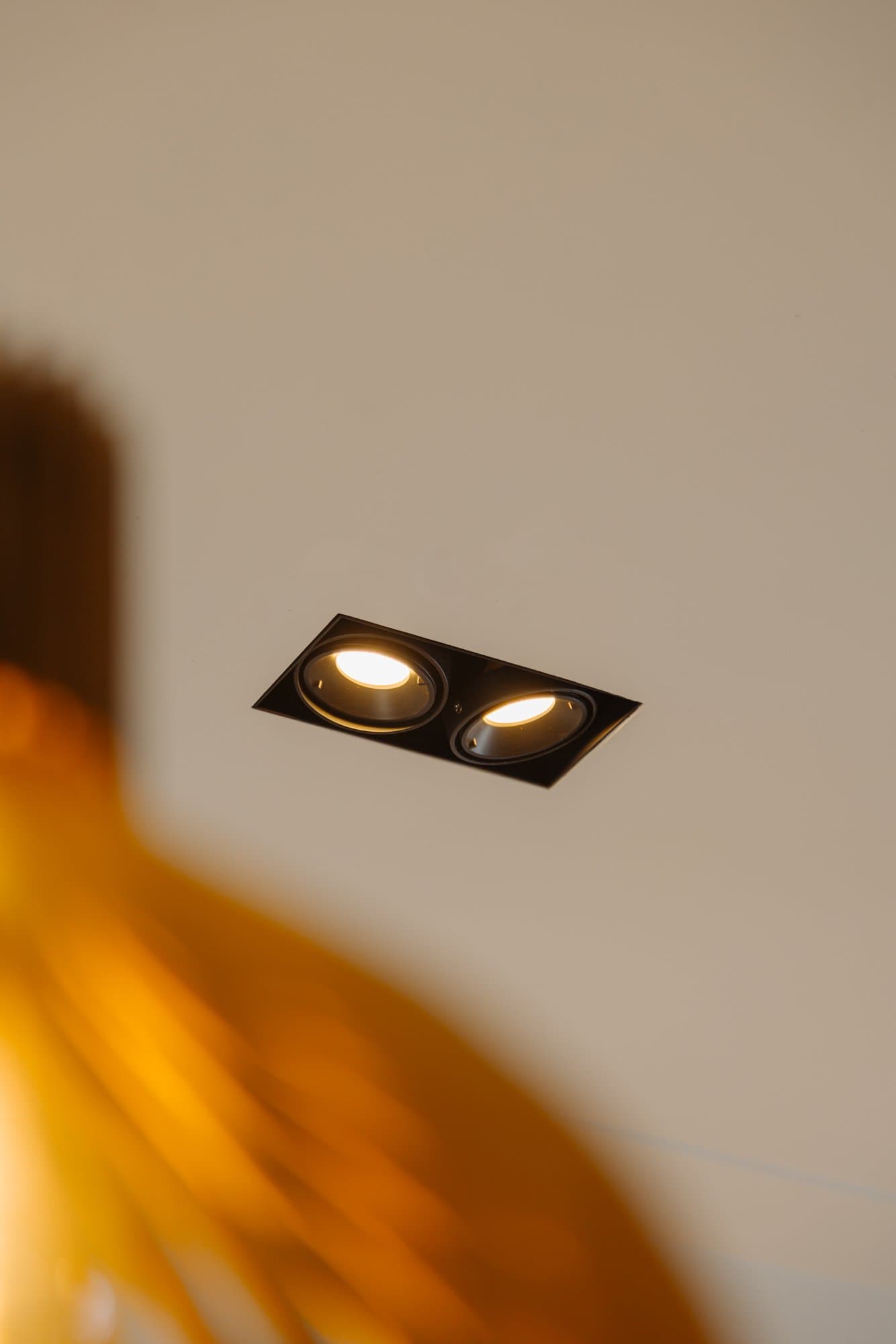 Detail van een dubbele inbouwspot in het plafond