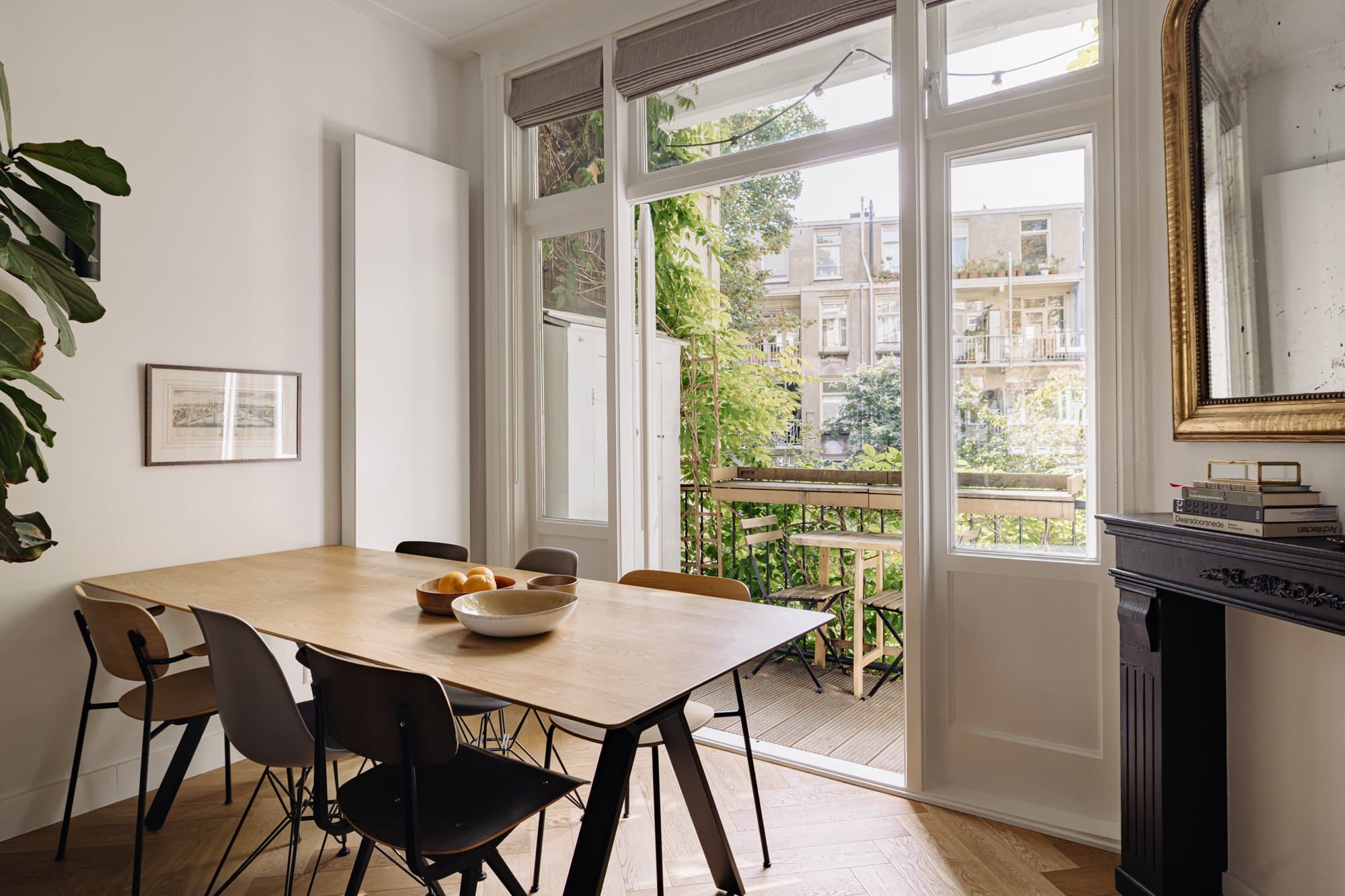 De eettafel bij de openslaande deuren naar het balkon