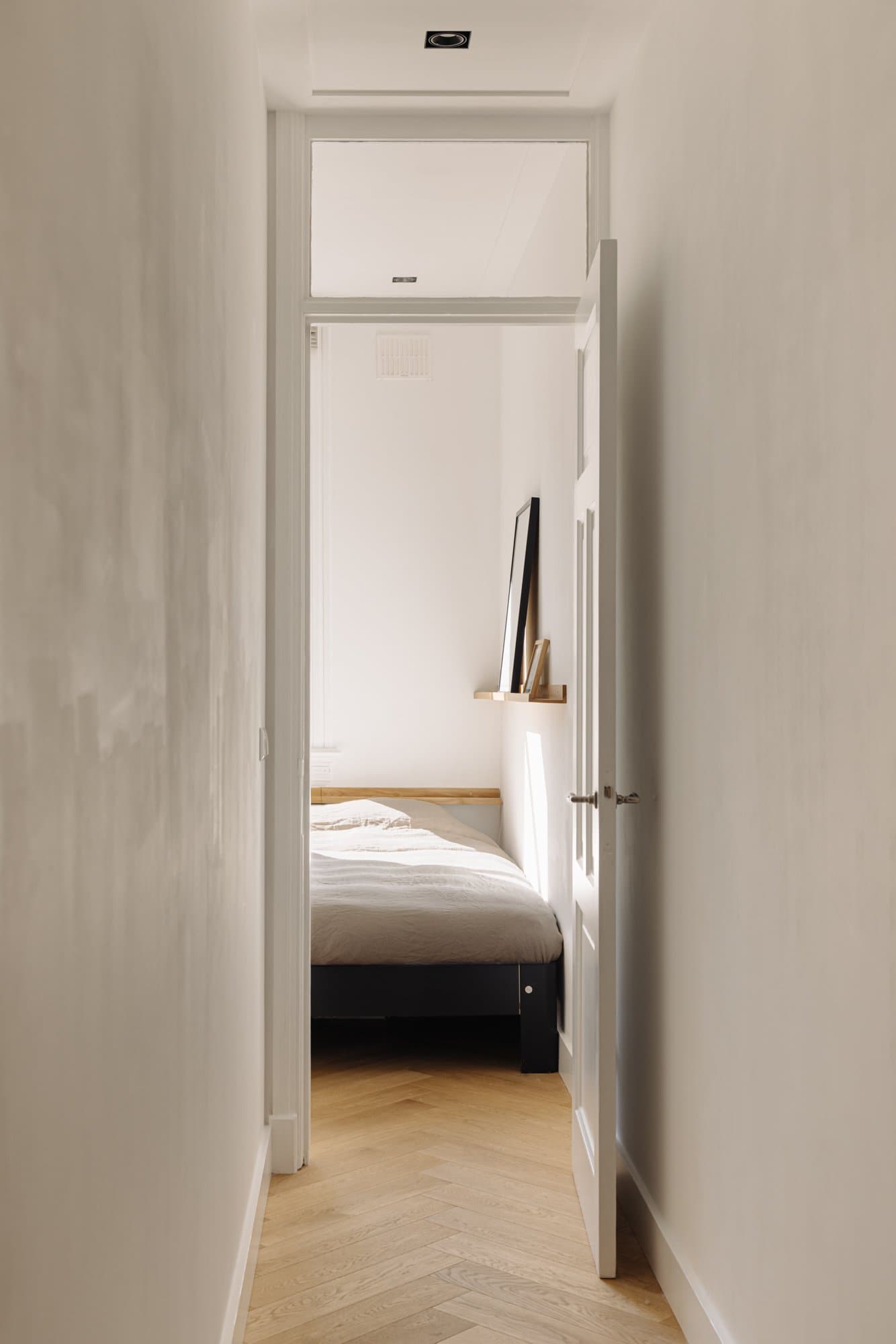 Doorkijk door de gang naar de slaapkamer