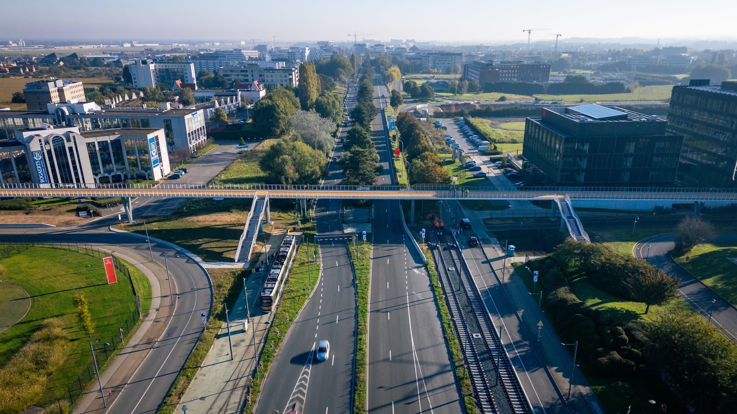 Luchtfoto van de gerealiseerde fietsbrug in volle lengte boven het knooppunt van de A201
