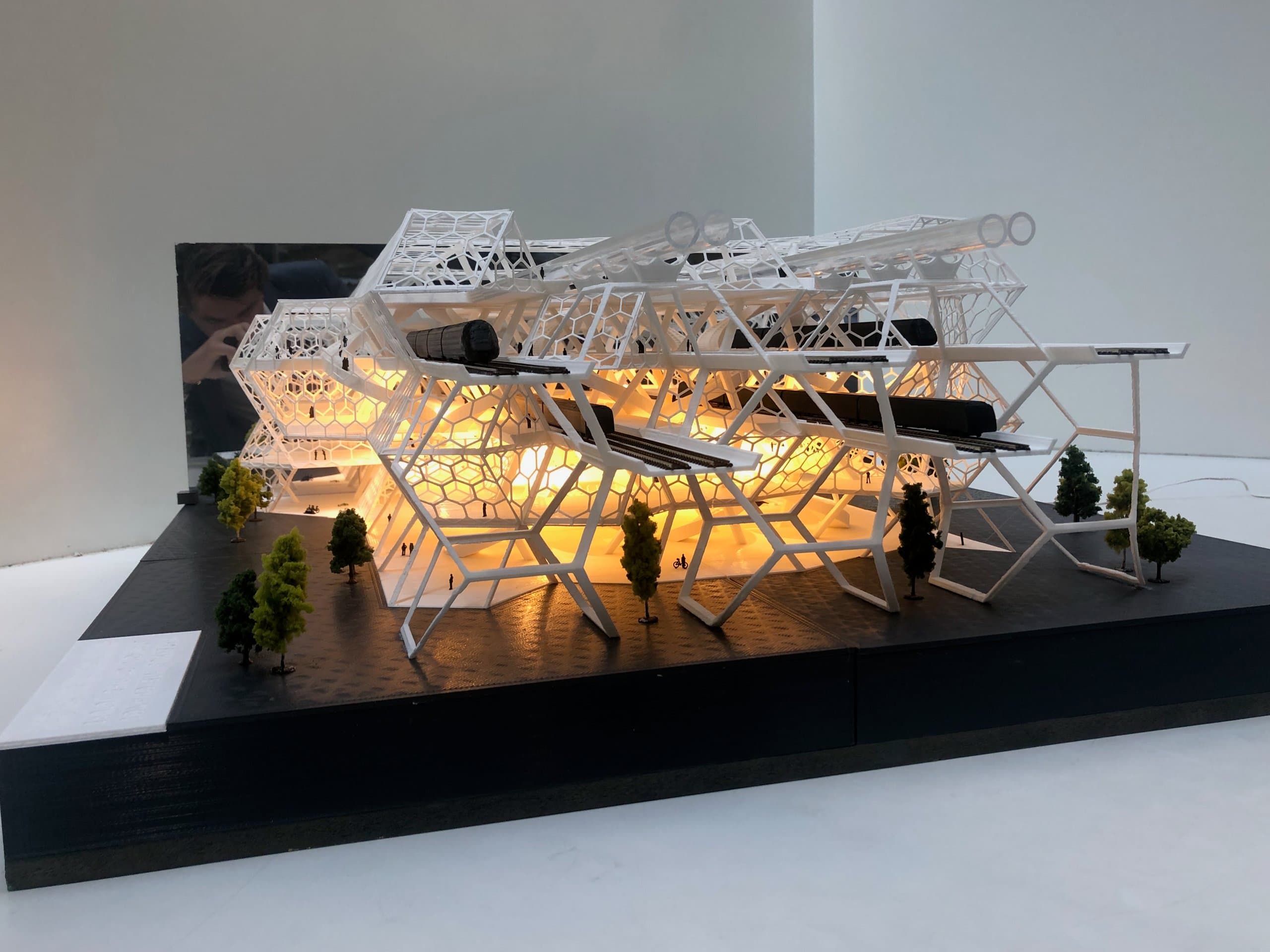 Het verlichte 3D-geprinte schaalmodel van het station, gefotografeerd in de studio