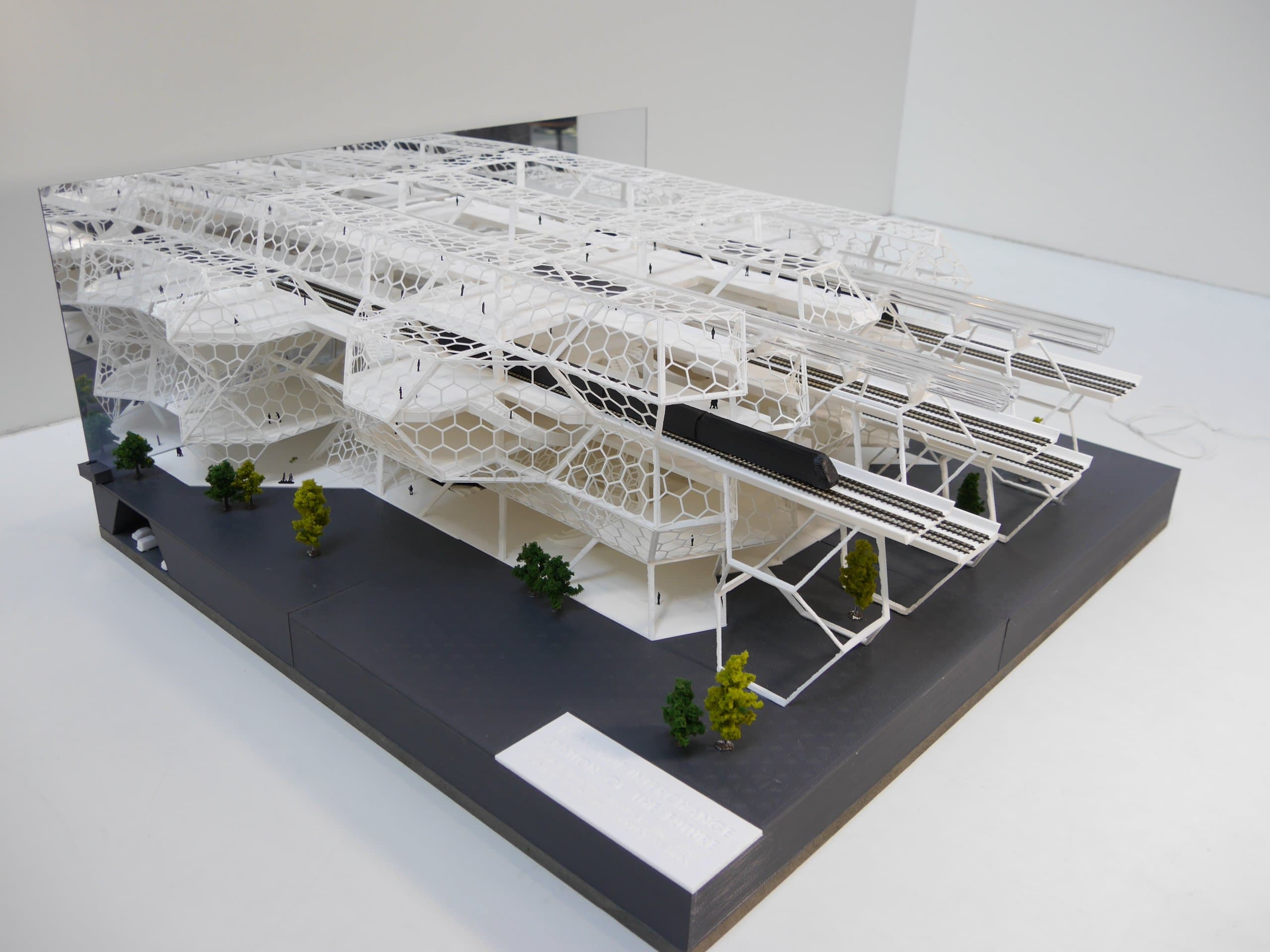 Het 3D-geprinte schaalmodel in daglicht, met spiegelwand en treinperrons