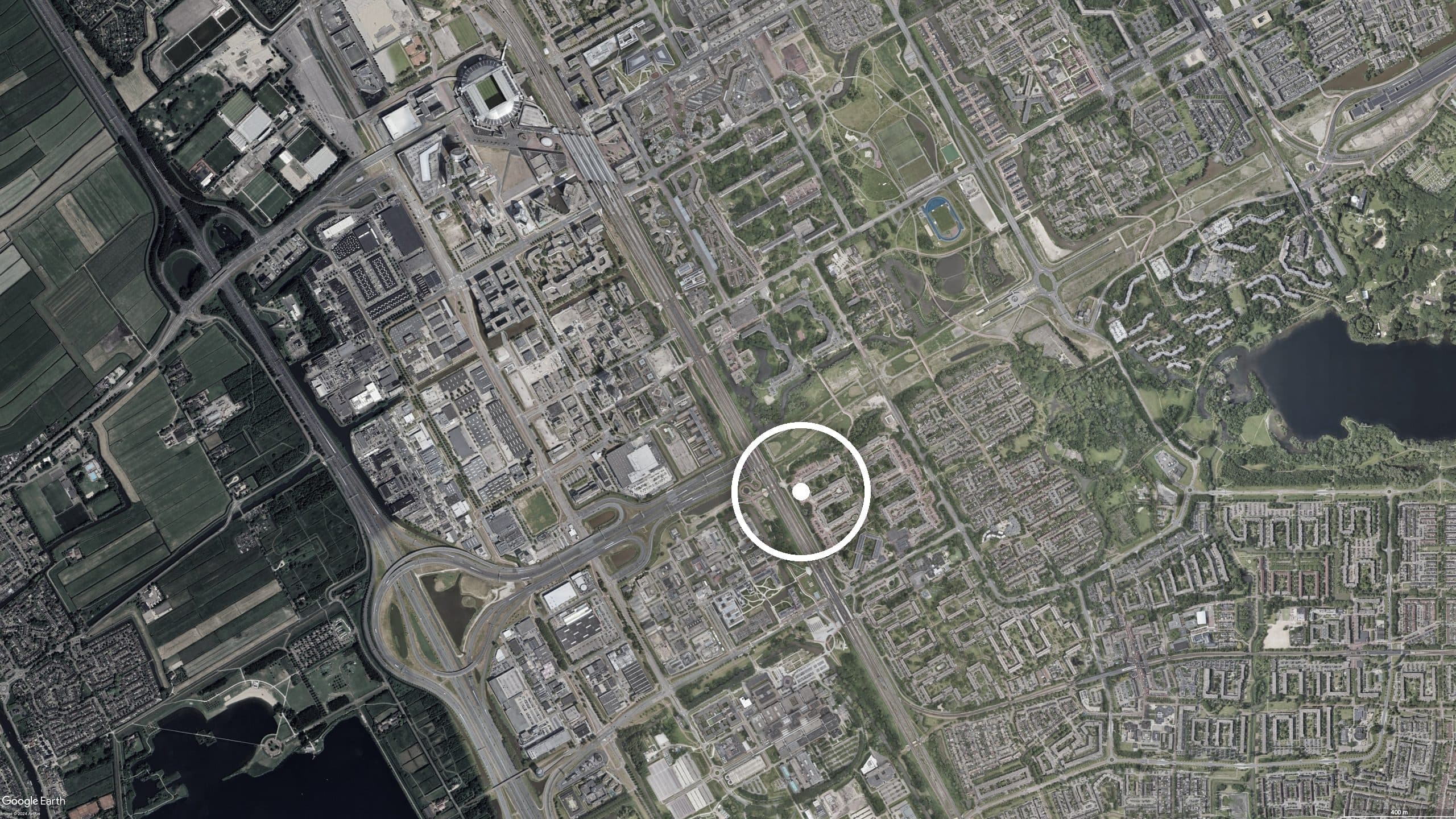Luchtfoto van de stationslocatie tussen Schiphol en Amsterdam-Zuidoost