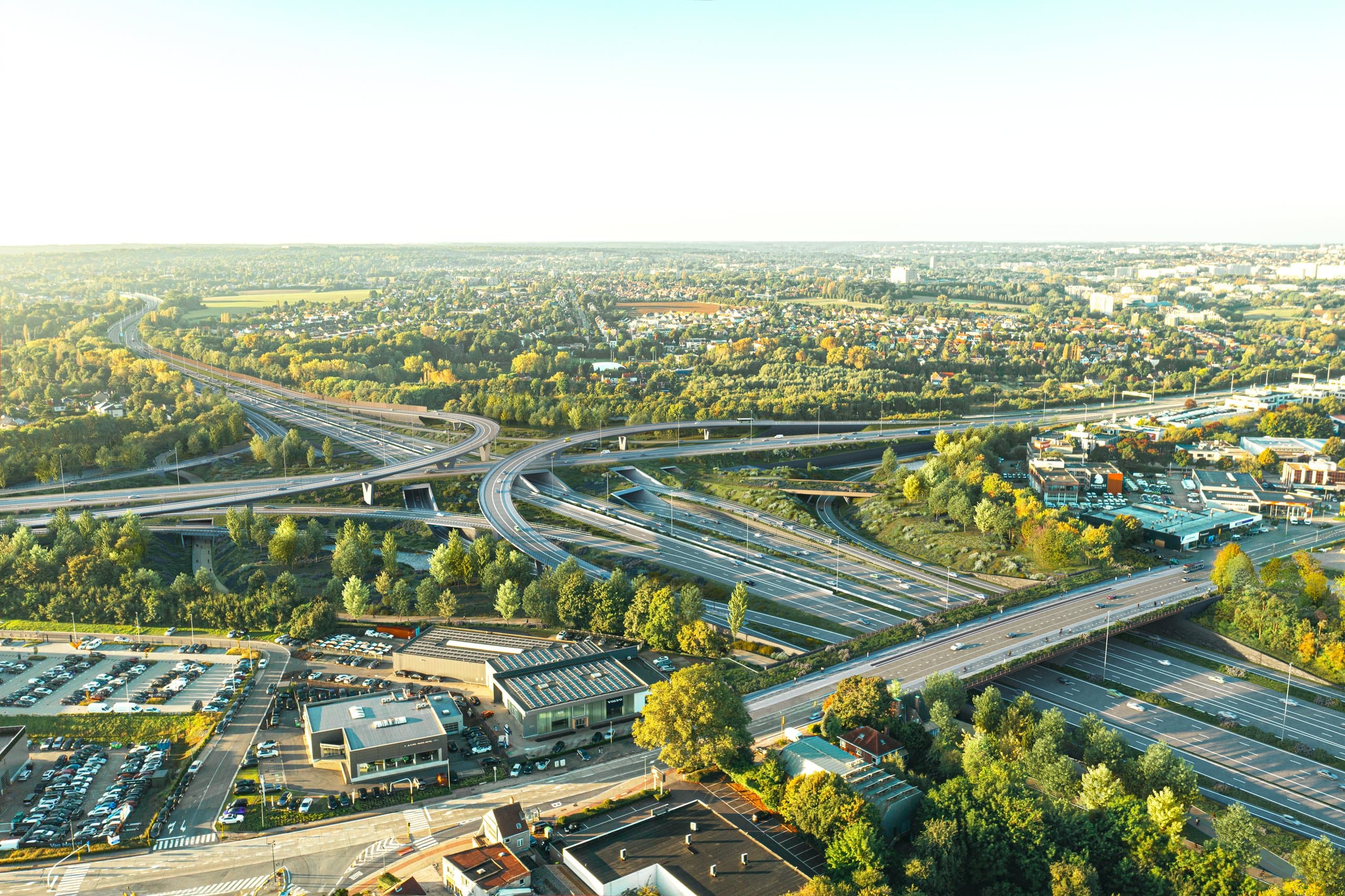 Luchtfoto van het knooppunt in herfstlicht, met de fietsbrug en de verdiepte ring