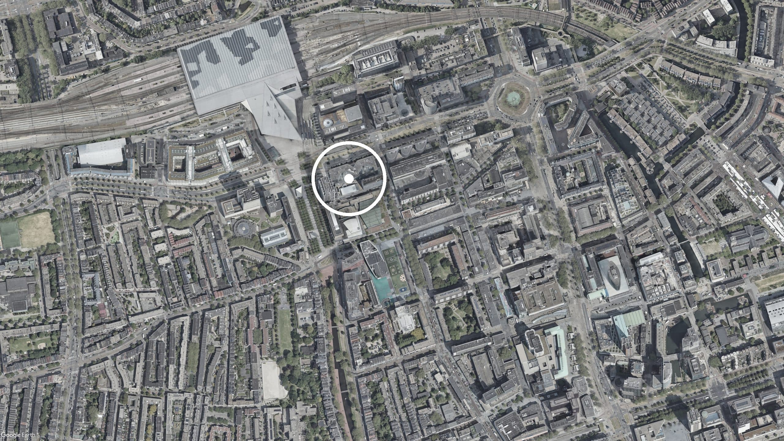 Luchtfoto van de locatie van de Pathé-bioscoop in Rotterdam met locatiemarkering