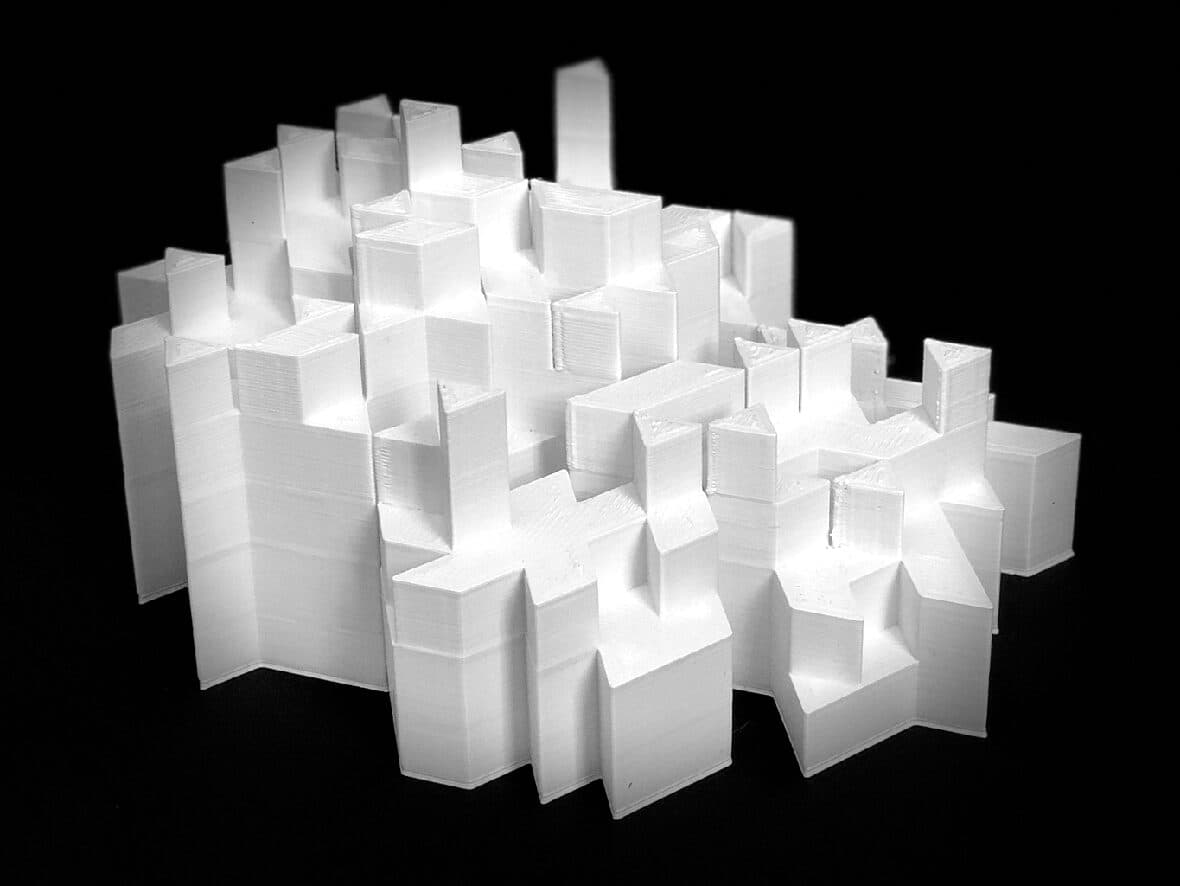 Wit 2,5-dimensionaal maquettemodel van het kubuslabyrint tegen een zwarte achtergrond